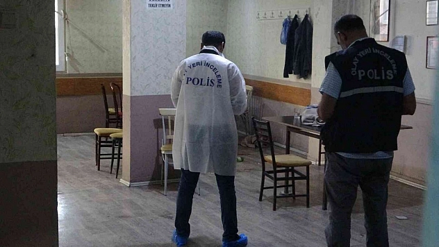 Kıraathanede okey oynarken vuruldu