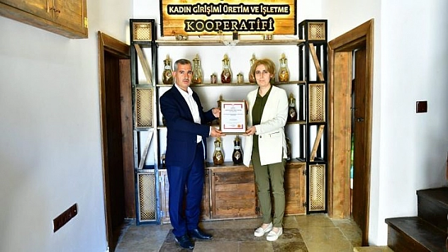 Kiraz yaprağı sarmasının coğrafi işaret tescil belgesi kadınlara teslim edildi