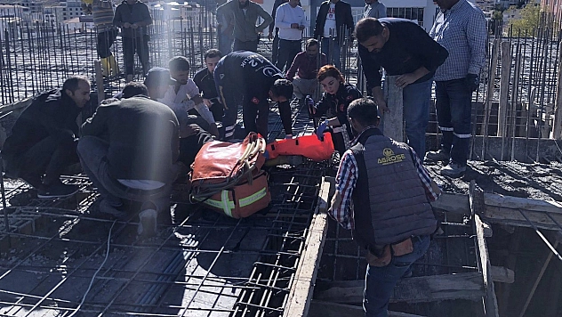 Kırılan pompa parçasının altında kalan işçi yaralandı