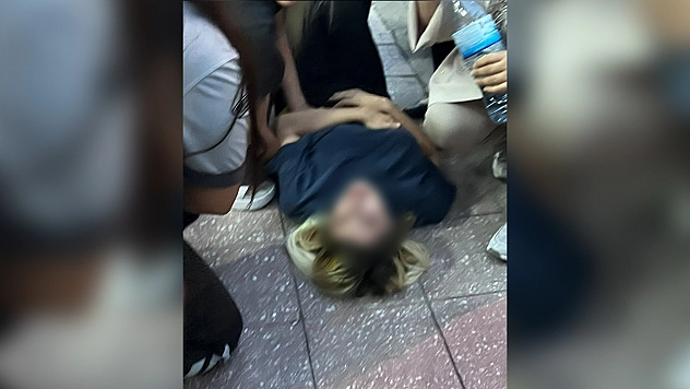 Kıskançlık krizine girdi eşini bıçakladı