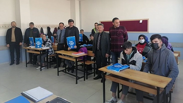 Kitap Dostu Başkanın En Ücra İlçelere Kitap Desteği Devam Ediyor