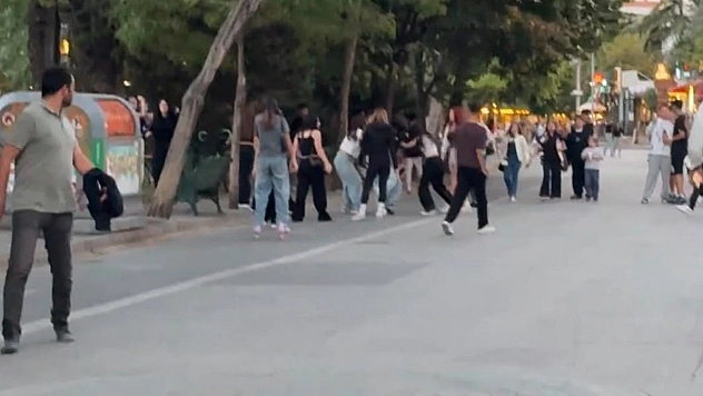 Kız çocuklarının saç saça, başa başa kavgası