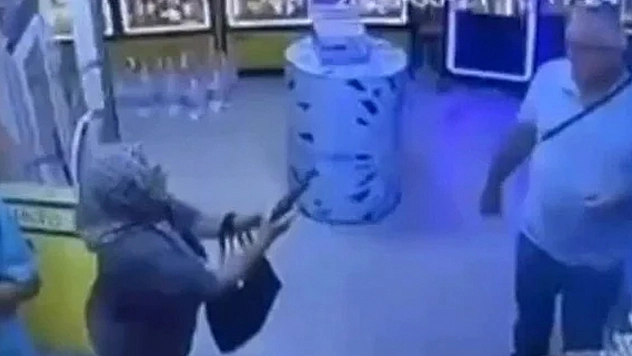 Kocasına kurşun sıkmak istedi, silah tutukluk yapınca kurtuldu