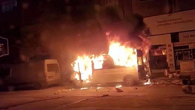 Kontağın çevrilmesiyle transit bir anda patlayıp alev topuna döndü: 1 yaralı