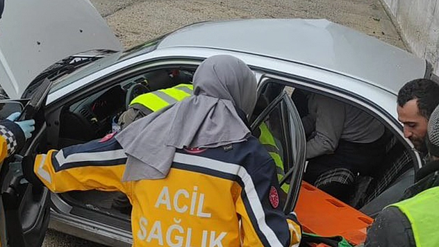 Kontrolden Çıkan Araç Karayolunda Bakım Yapan Ekiplerin Aracına Çarptı