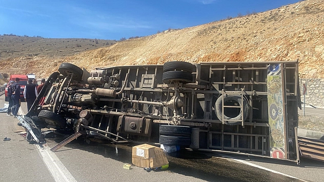 Kontrolden Çıkan Kamyon Devrildi: 1 Ölü, 1 Yaralı