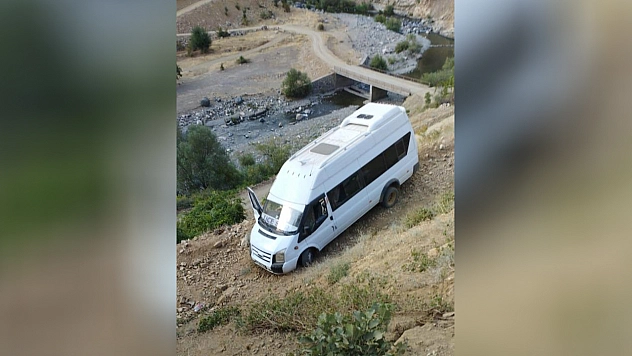 Kontrolden çıkan minibüs şarampole girdi: 7 yaralı