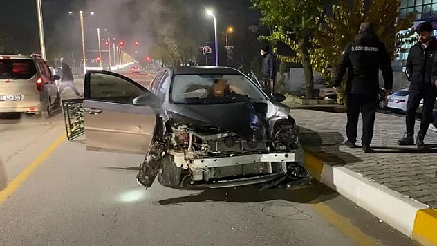 Kontrolden Çıkan Otomobil Karşı Şeride Uçtu: Bir Yaralı