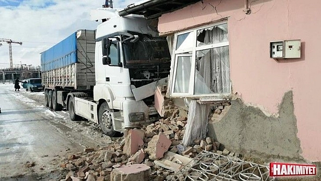 Kontrolden çıkan tır eve çarptı: 1 yaralı