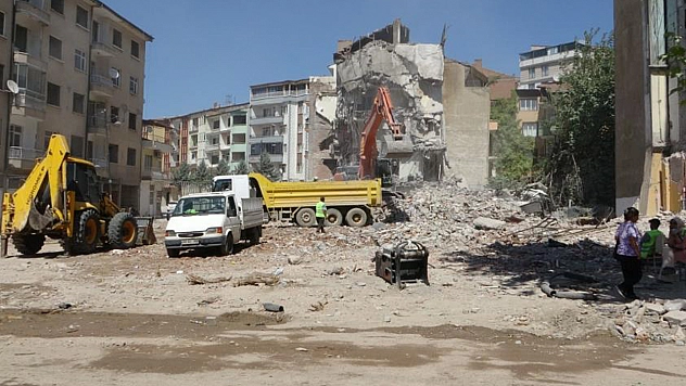 Kontrollü Yıkımda Göçük!