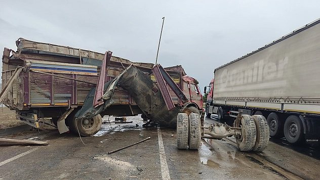 Konya'da kamyon dehşeti: Refüjü aşıp karşı şeride geçti