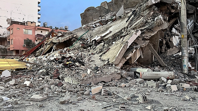 Korna Sesiyle Yıkılan 7 Katlı Bina