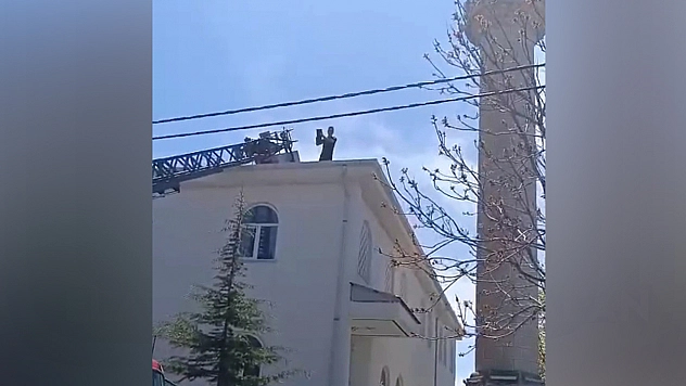 Kovancılar'da mahsur kalan kedi kurtarıldı