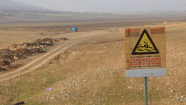 Kuraklığın en net fotoğrafı: 'Suya girmek yasaktır' yazısı var, su yok