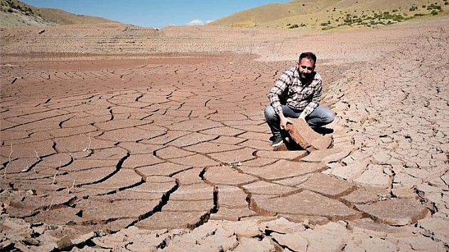 Kuraklık vurdu, baraj çöle döndü