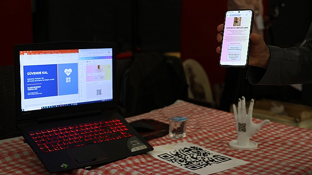 Lise öğrencileri geliştirdi: Alzheimer hastaları artık QR sistemi ile güvende kalacak