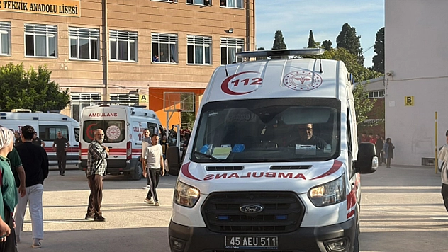 Lise önünde silahlı saldırı: Yaralılar var