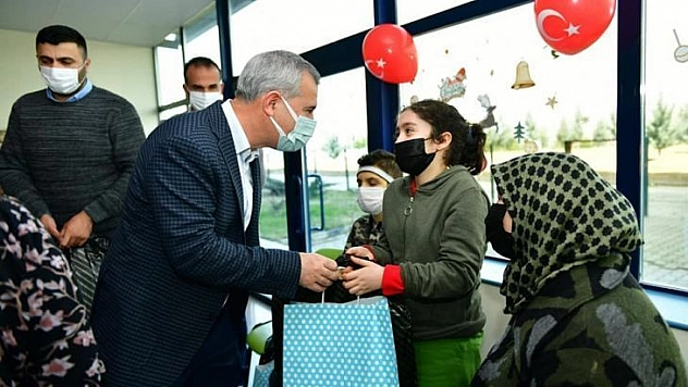 Lösemi hastası çocuklara ve ailelerine moral ziyareti