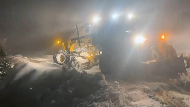 Mahsur kalan araç ekipler tarafından kurtarıldı