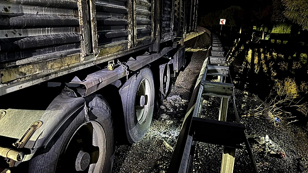 Malatya-Adıyaman karayolunda çekici alev aldı