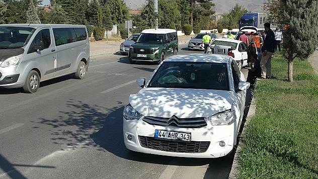 Malatya'da 4 aracın karıştığı kaza trafiği felç etti