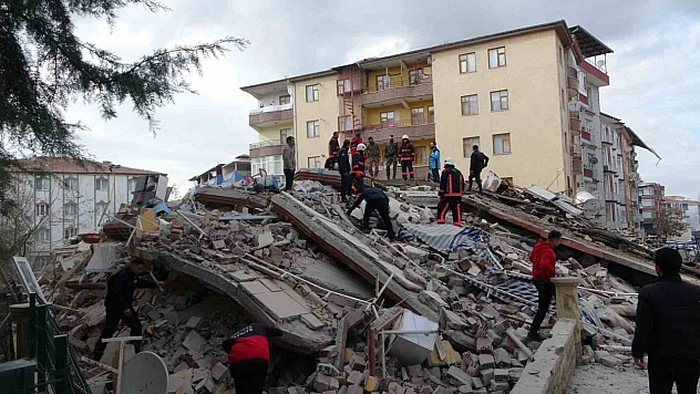 Malatya'da 4 katlı ağır hasarlı bina çöktü