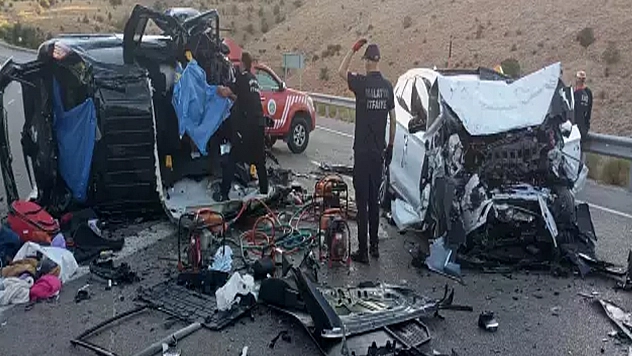 Malatya'da araçlar kafa kafaya çarpıştı: 4 ölü, 2 yaralı