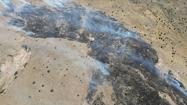 Malatya'da dağlık alanda çıkan yangın havadan görüntülendi