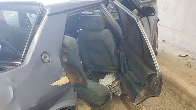 Malatya'da duvara çarpan Tofaş hurdaya döndü: 3 yaralı