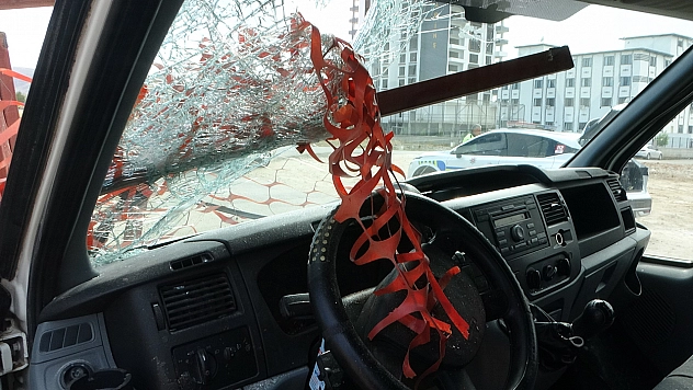 Malatya'da feci kaza: Demir korkuluk sürücünün kafasına saplandı