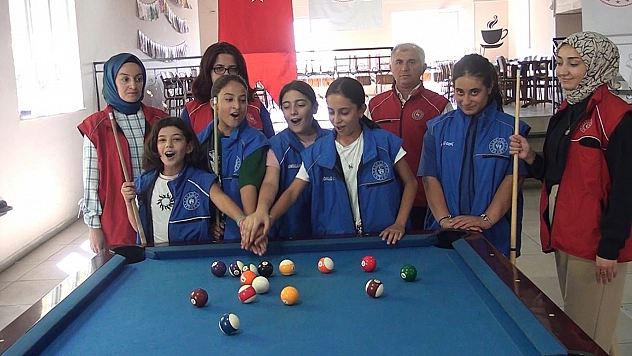 Malatya'da genç kızlardan bilardo kursuna yoğun ilgi
