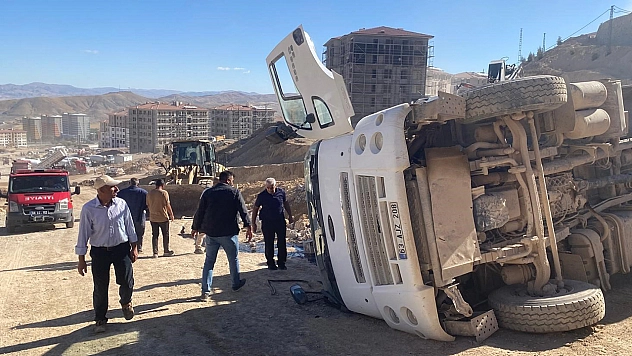 Malatya'da hafriyat kamyonu devrildi: 1 yaralı