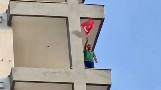 Malatya'da Hasarlı bina yıkımında iş makinesi operatörünün Türk bayrağı hassasiyeti