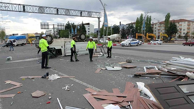 Malatya'da iki kamyonet çarpıştı: 3 yaralı