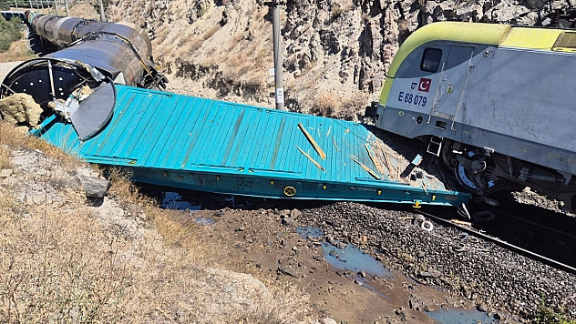 Malatya'da iki yük treni kafa kafaya çarpıştı