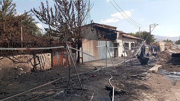 Malatya'da inşaat şantiyesinde çıkan yangın evlere sıçradı