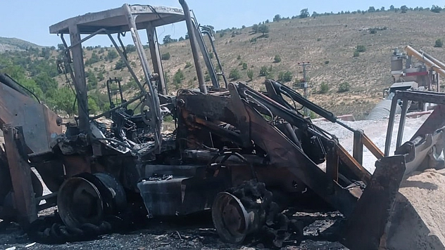 Malatya'da iş makinesi alev alev yandı