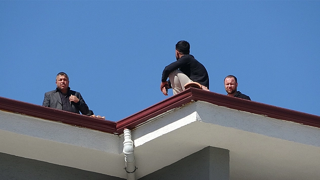 Malatya'da İşçi alacağını alamadı çatıya çıktı, polis yiyecek verip indirdi