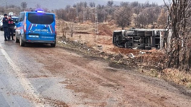 Malatya'da kamyon devrildi: 1 yaralı