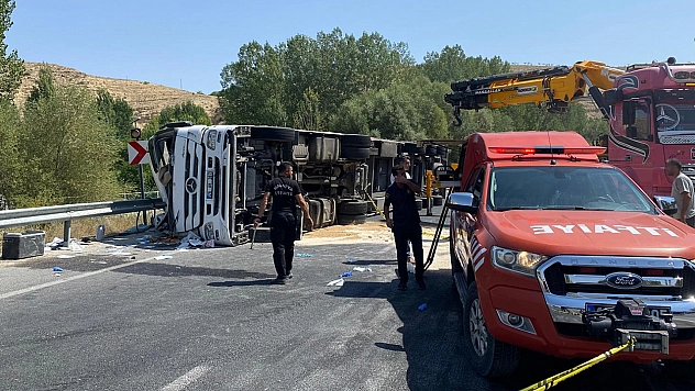Malatya'da kontrolden çıkan tır devrildi: 1 ağır yaralı
