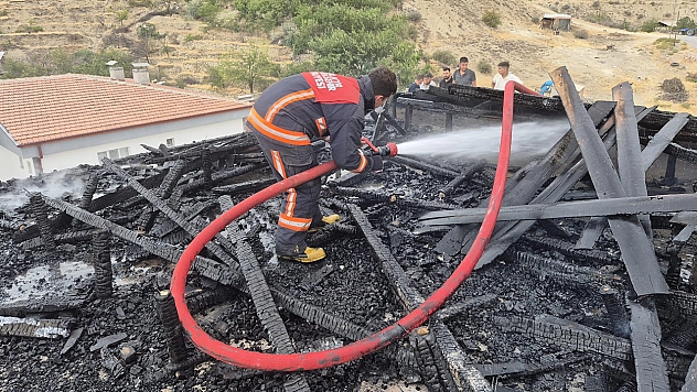 Malatya'da korkutan çatı yangını