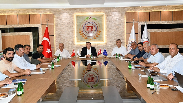 Malatya'da kuru kayısı  deposu ve borsa toplantısı