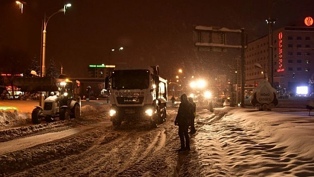 Malatya'da loğun kar mesaisi