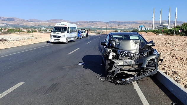 Malatya'da minibüs ile otomobil çarpıştı: 9 yaralı