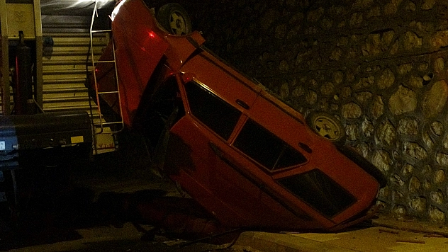 Malatya'da minibüsle çarpışan araç 5 metre yükseklikten aşağı uçtu