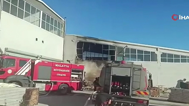 Malatya'da mobilya imalathanesinde yangın
