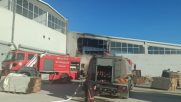 Malatya'da mobilya imalathanesinde korkutan yangın