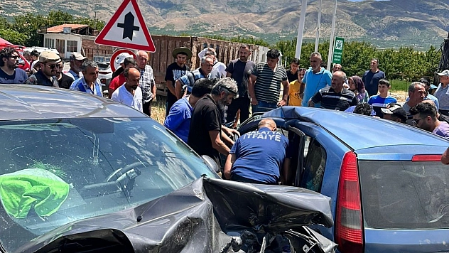 Malatya'da otomobiller çarpıştı: 3 yaralı