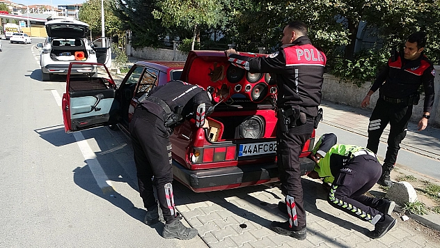 Malatya'da polisten kaçan araç kaza yaptı: 41 uyuşturucu hap ele geçirildi