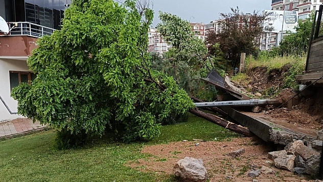 Malatya'da sağanak yağış site duvarını yıktı